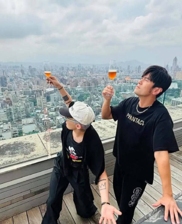 168配资官网 周杰伦晒与权志龙同框合照 两人举杯对饮气氛融洽