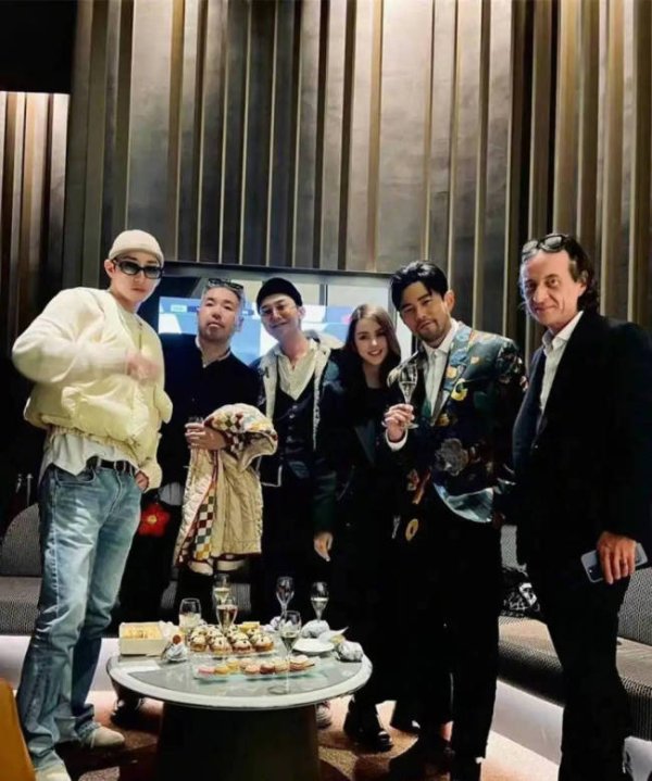 股票配资行业门户网站 周杰伦给权志龙演唱会送花篮 业内人士曝将合作
